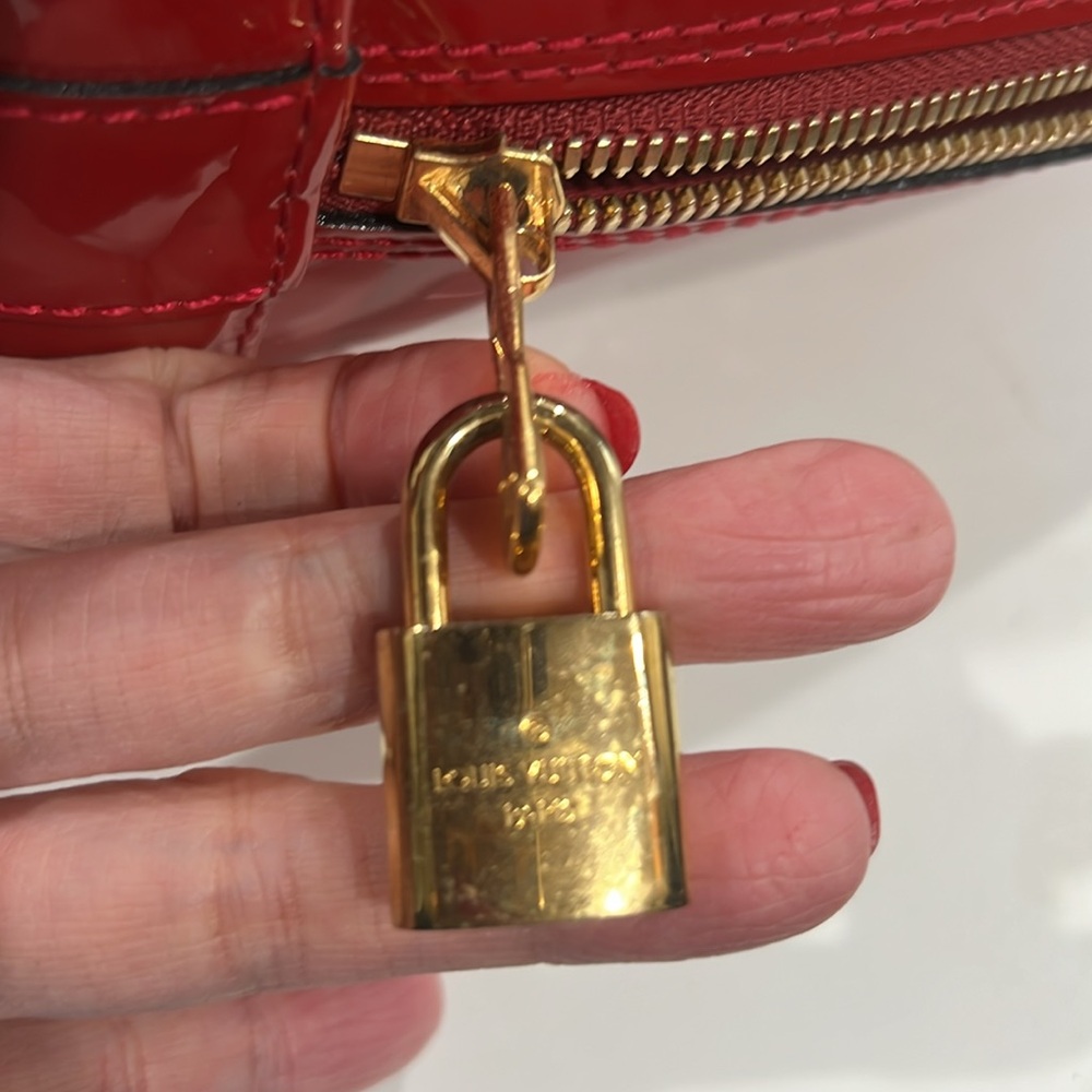 Louis Vuitton - Picture 3 of 12